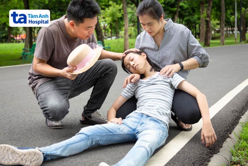 Cần xử trí nhanh chóng khi thấy một người có biểu hiện chèn ép tim