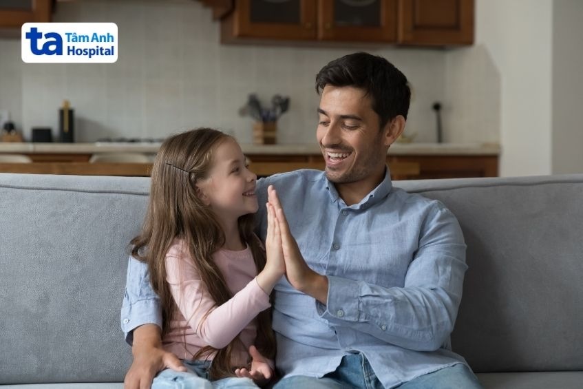 Ba mẹ nên dành nhiều thời gian trò chuyện cùng con