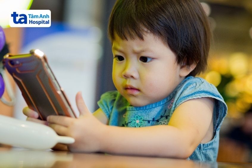 Trẻ tiếp xúc quá sớm với các thiết bị thông minh