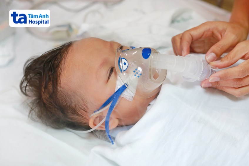 Trẻ nhiễm trùng phổi cần được điều trị đúng cách và hỗ trợ hô hấp