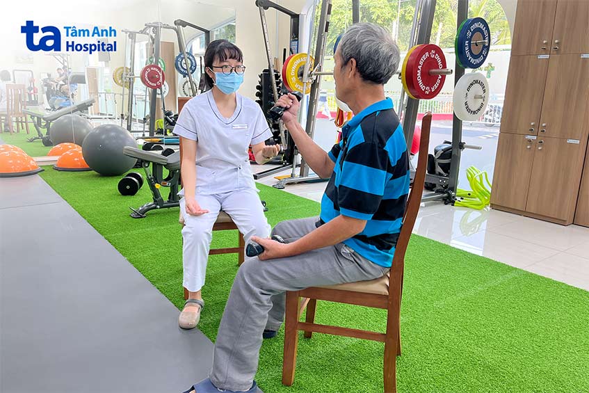 Anh Phát được hướng dẫn bài tập phù hợp nhằm khôi phục khả năng gắng sức