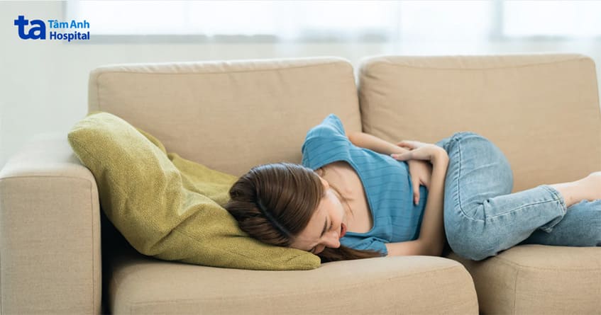 Áp lực vùng bụng dưới hoặc lưng gây đau, mệt mỏi với phụ nữ bị viêm bàng quang