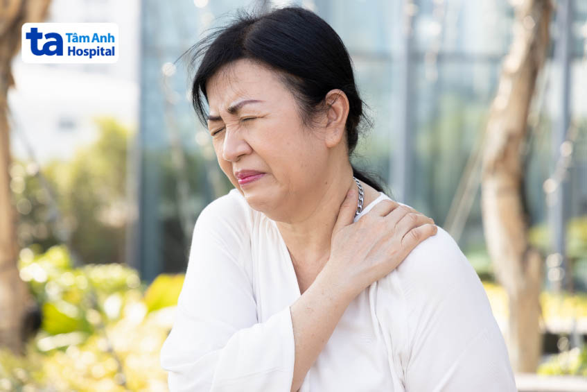 Bả vai bị kêu lục cục kèm đau nhức
