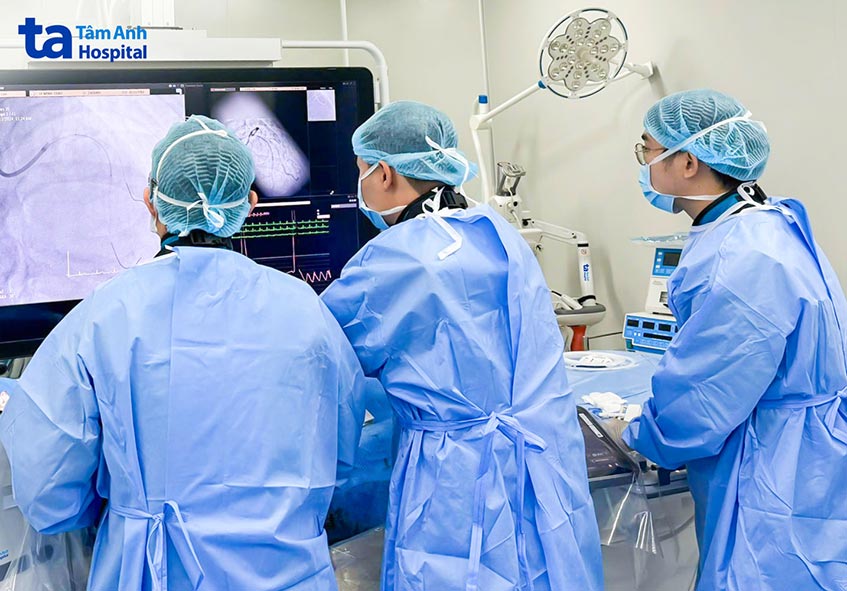 Bác sĩ can thiệp nong mạch cho một trường hợp nhồi máu cơ tim cấp