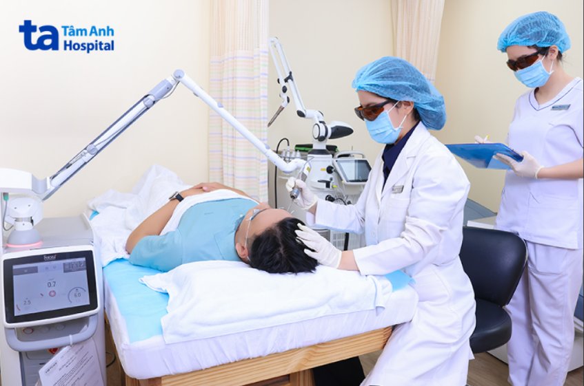 bác sĩ đang sử dụng laser pico điều trị tình trạng tăng sắc tố cho người bệnh
