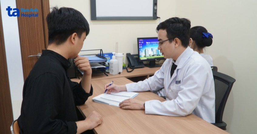 bác sĩ đang tư vấn cho bệnh nhân