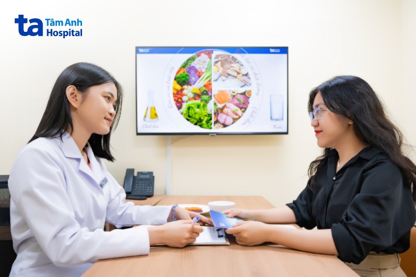 bác sĩ đang tư vấn cho người bệnh
