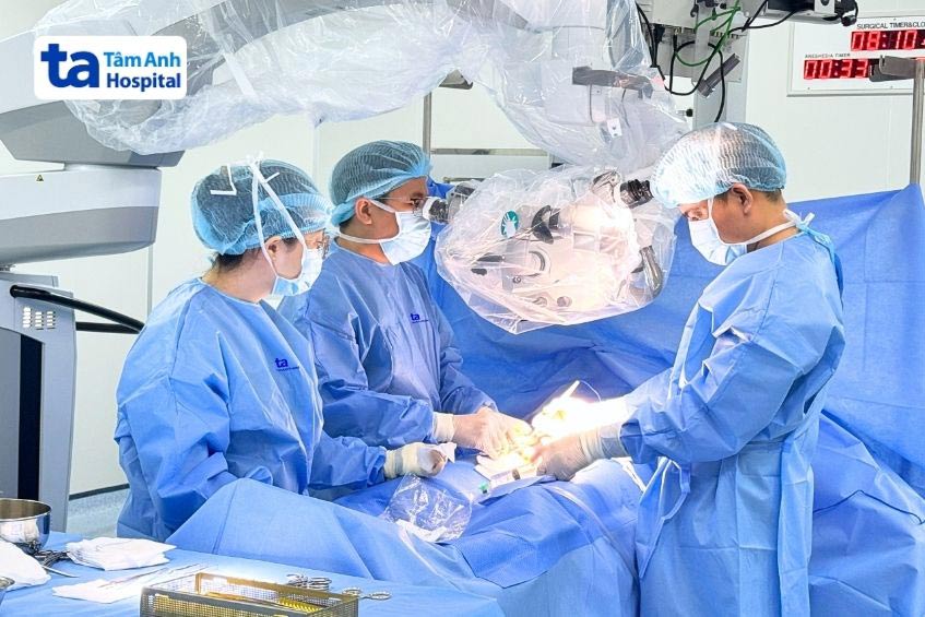 Bác sĩ Dương Quang Huy - Trưởng đơn vị Nam học, Trung tâm IVF Tâm Anh TP.HCM đang thực hiện ca mổ micro-TESE