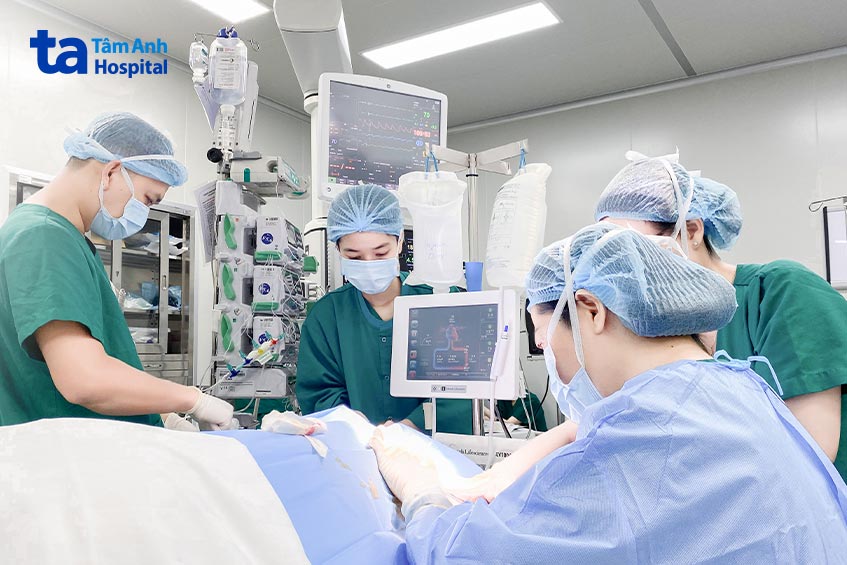 Thạc sĩ bác sĩ CKII Hồ Thị Xuân Nga (áo xanh da trời) gây tê mặt phẳng cơ dựng sống ESP cho người bệnh mổ ung thư vú