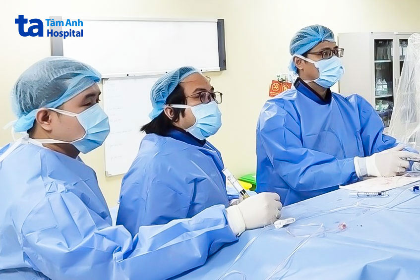 Bác sĩ Hoàn (ngoài cùng bên phải) cùng êkíp can thiệp nong động mạch tắc cho bệnh nhân