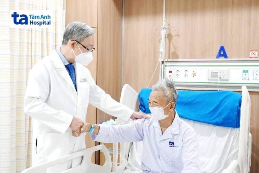 bác sĩ khám bệnh nhân sau mổ não thức tỉnh bằng robot mổ não