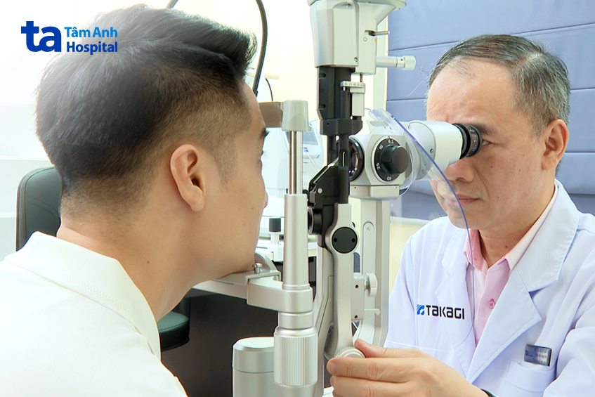 bác sĩ khám mắt để kiểm tra