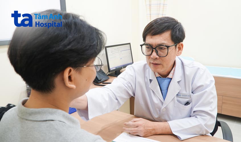 bác sĩ khám tình trạng nổi hạch cho bệnh nhân