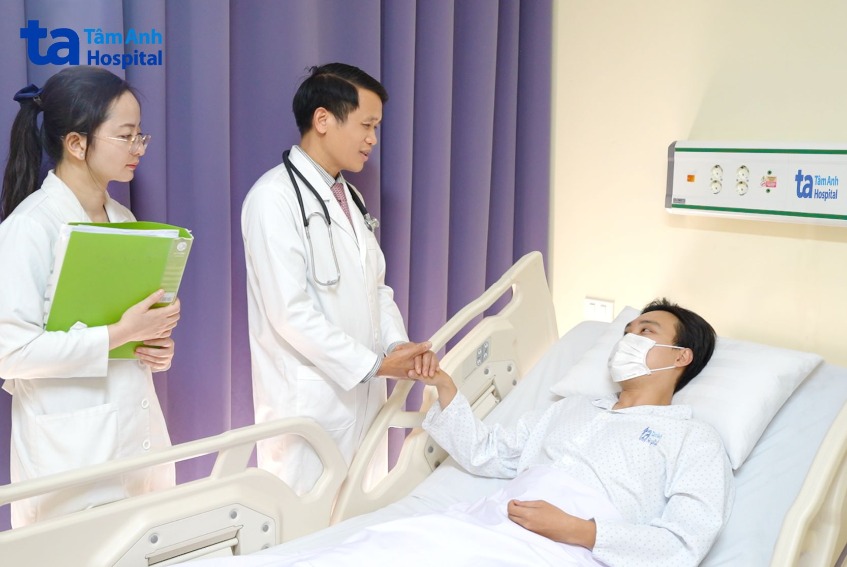 bác sĩ khiêm hỏi thăm bệnh nhân ung thư