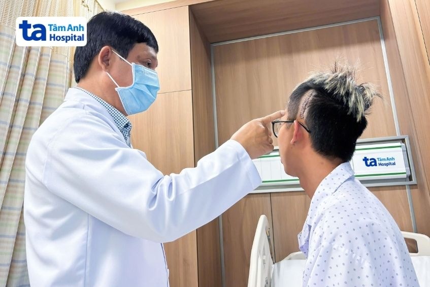 bác sĩ kiểm tra bệnh nhân sau phẫu thuật