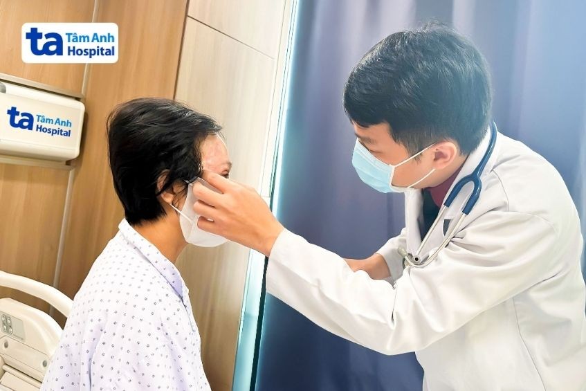 bác sĩ kiểm tra mắt sau điều trị