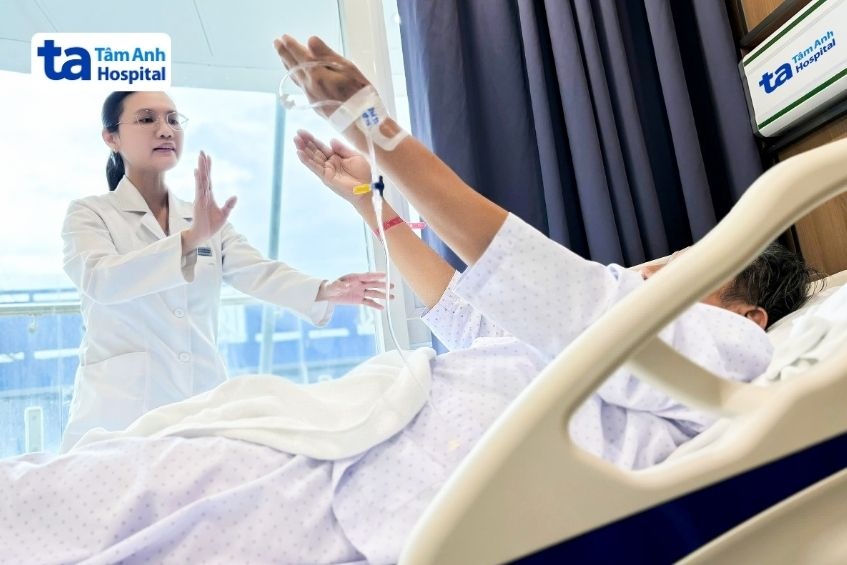 bác sĩ kiểm tra quá trình hồi phục sức cơ sau đột quỵ
