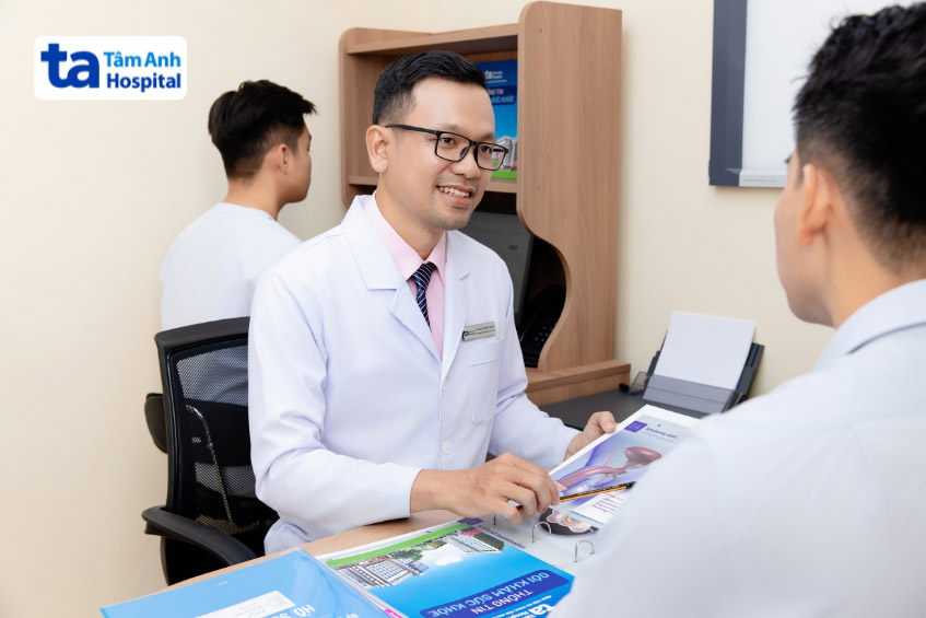 ThS.BS Lê Đăng Khoa, Trưởng đơn vị Hỗ trợ sinh sản, BVĐK Tâm Anh Quận 8 tư vấn cho bệnh nhân khám nam khoa