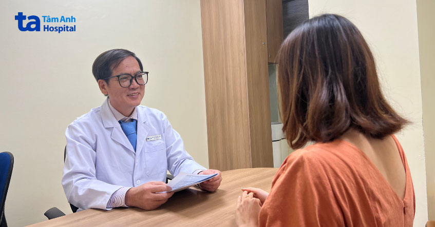 bác sĩ lê ngọc vinh khám cho khách hàng