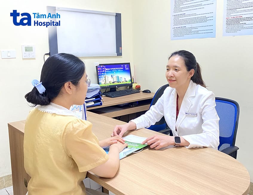 Bác sĩ Lê Phúc Liên đang khám và tư vấn cho khách hàng