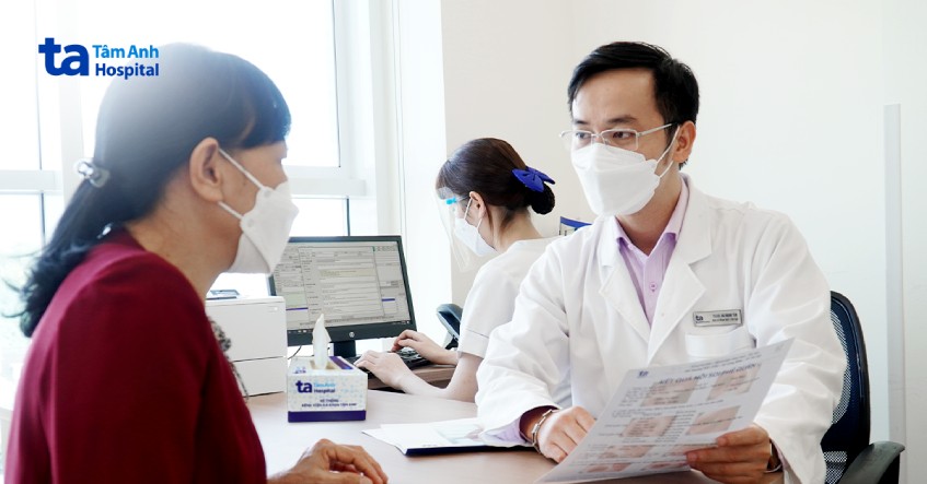 Bác sĩ Mai Mạnh Tam tư vấn điều trị cho người bệnh