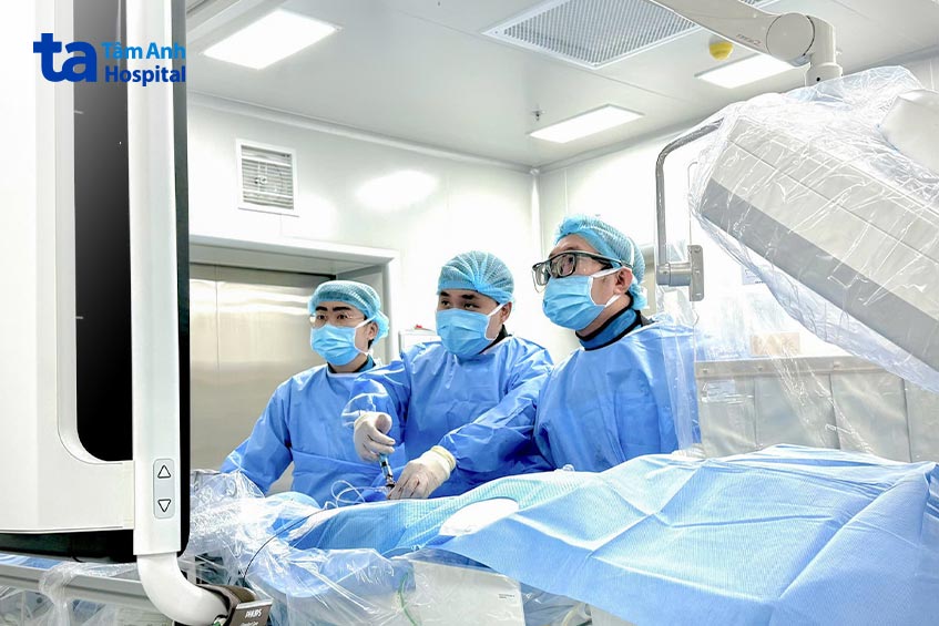 Bác sĩ Minh (ngoài cùng bên phải) cùng êkíp can thiệp đặt stent cho bệnh nhân