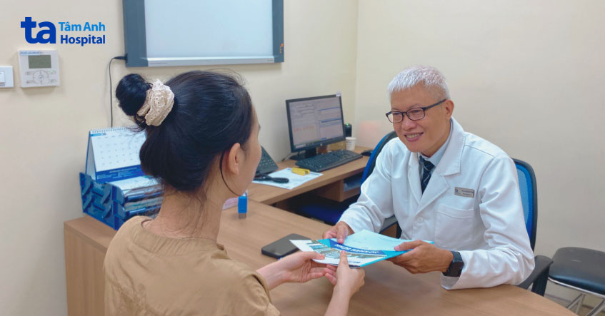 bác sĩ minh trông thăm khám cho khách hàng