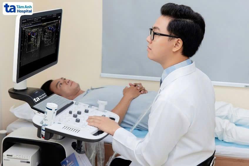 bác sĩ minh tuấn khám cho bệnh nhân