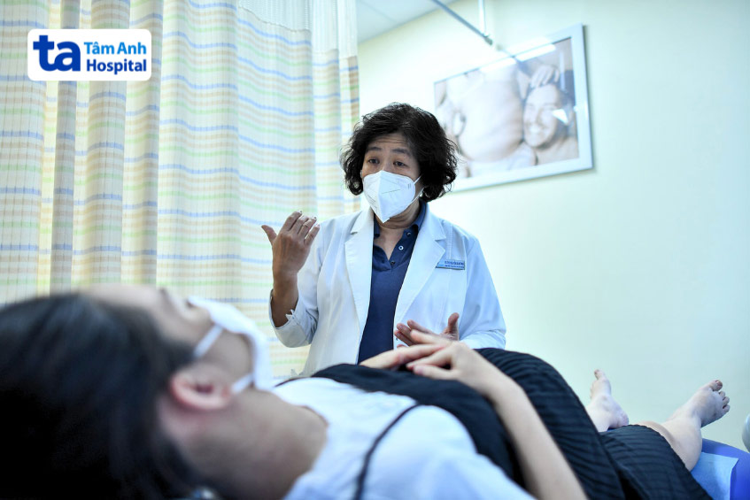 BS.CKII Nguyễn Bá Mỹ Nhi - Giám đốc Trung tâm Sản Phụ khoa tại BVĐK Tâm Anh TP. HCM thăm khám và tư vấn cho mẹ bầu về sức khỏe thai kỳ