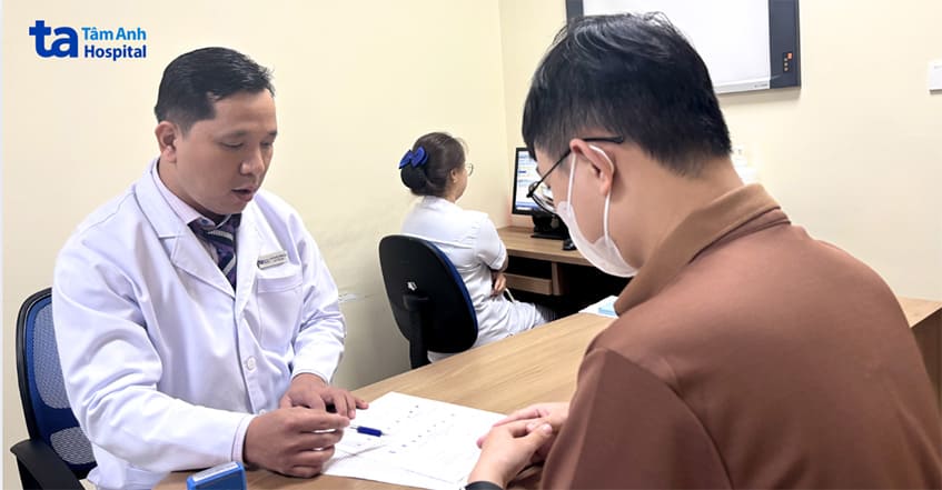 Bác sĩ Nguyễn Trường Hoan đang tư vấn điều trị viêm bàng quang kháng kháng sinh