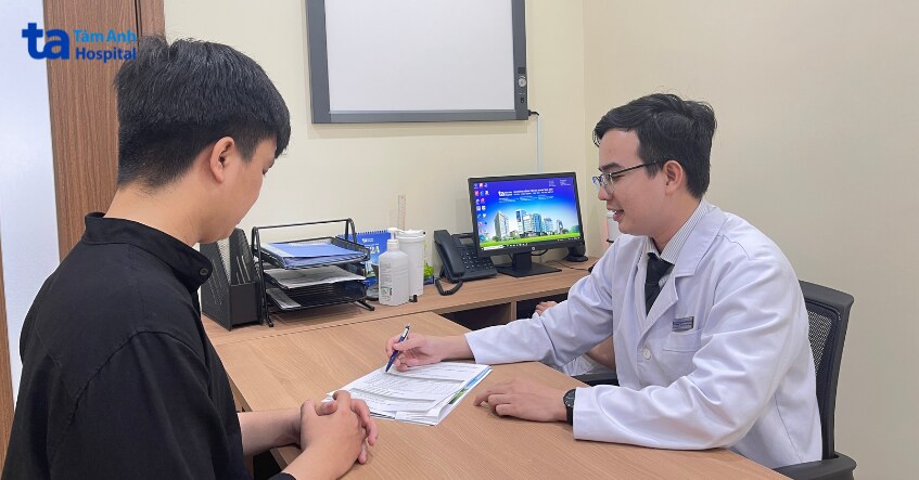 bác sĩ nguyễn văn nghĩa đang tư vấn điều trị