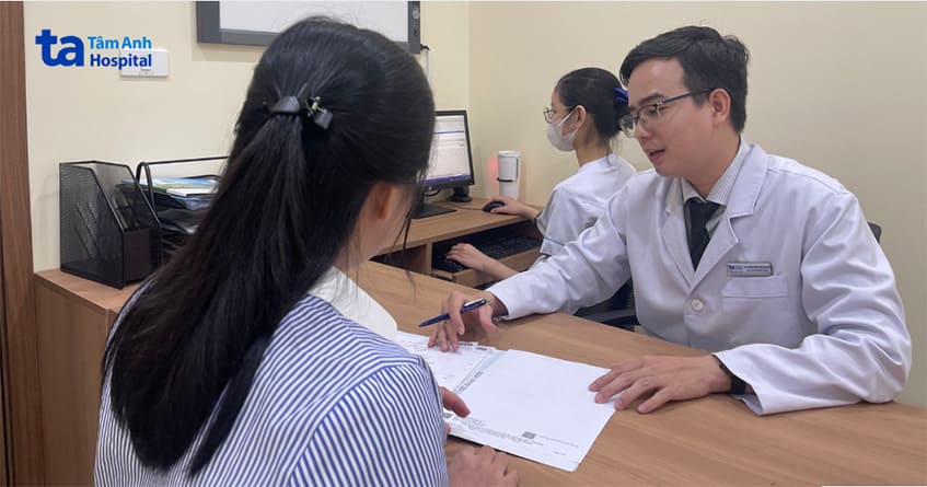 Bác sĩ Nguyễn Văn Nghĩa tư vấn điều trị cho người bệnh viêm bàng quang
