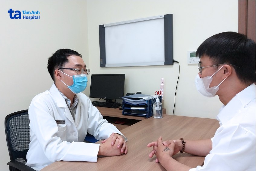 bác sĩ phạm huy phước đang tư vấn cho khách hàng