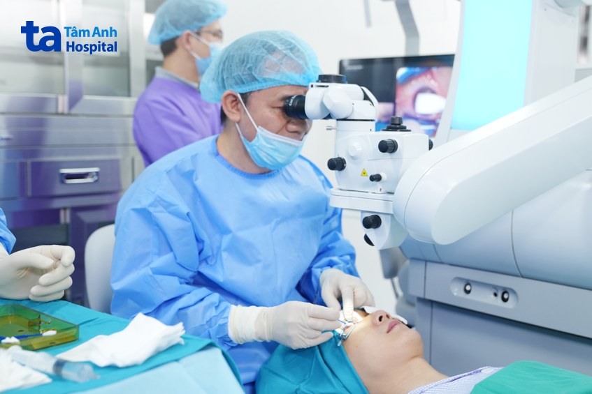 bác sĩ phẫu thuật cận cho bệnh nhân