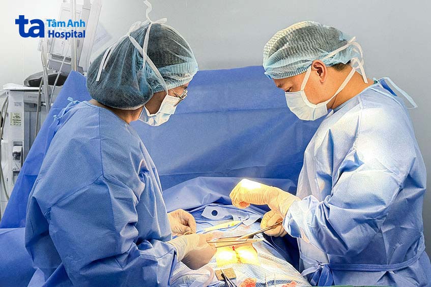 bác sĩ phẫu thuật cho bà thanh