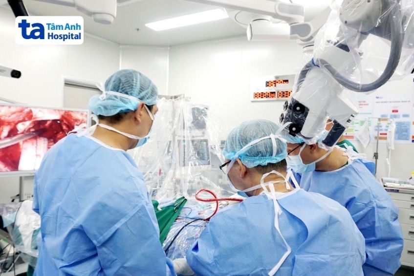 bác sĩ phẫu thuật thần kinh bằng robot mổ não