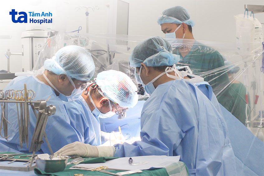 Các bác sĩ phẫu thuật thay van tim cho bệnh nhân
