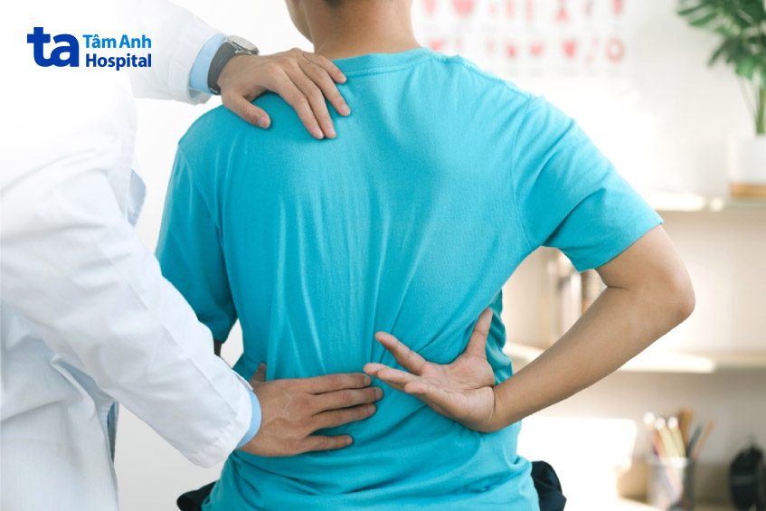 bác sĩ quan sát và chạm vào khối mô