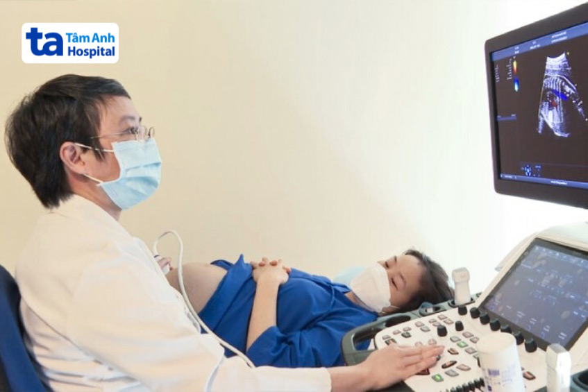 Bác sĩ thực hiện siêu âm tim thai cho mẹ bầu nhằm phát hiện những dấu hiệu của dị tật bẩm sinh