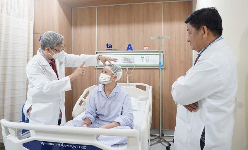 bác sĩ tấn sĩ kiểm tra bệnh nhân sau mổ robot ai