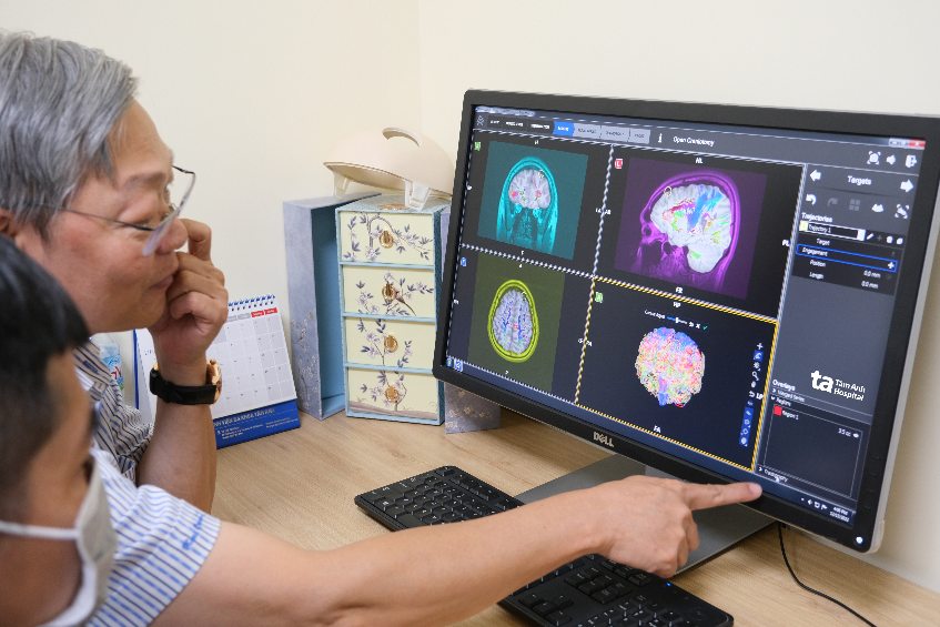 bác sĩ tấn sĩ thực hiện mổ mô phỏng một ca u não