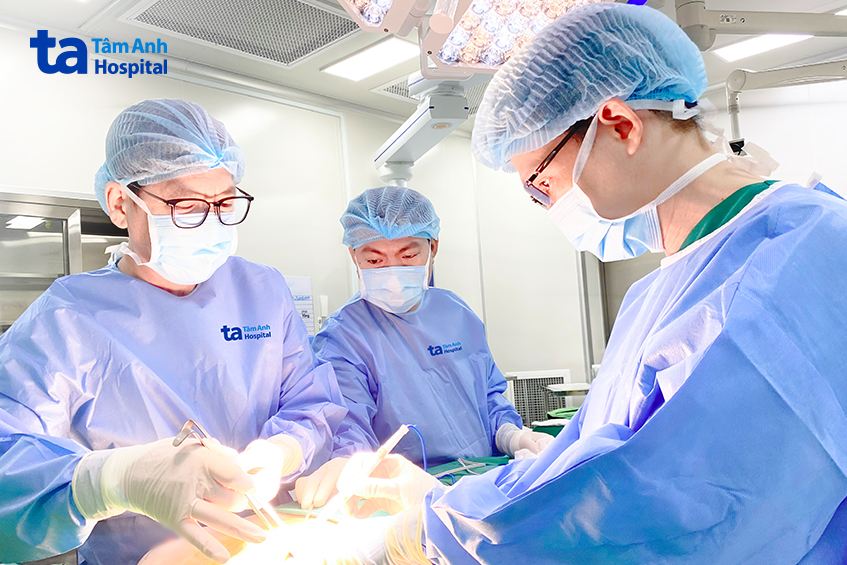 Bác sĩ Tấn và ê kíp khoa Ngoại Vú - Đầu Mặt Cổ