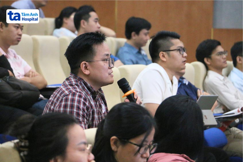 bác sĩ tham dự tranh luận