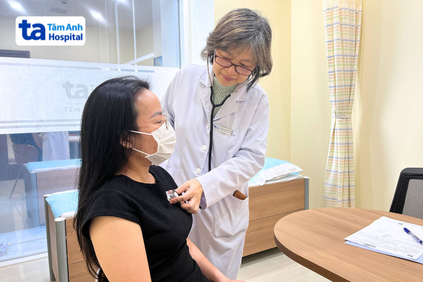 bác sĩ thăm khám bệnh nhân