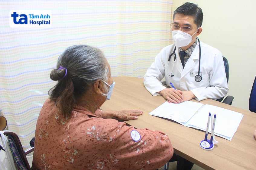 Bác sĩ thăm khám và tư vấn sức khỏe cho bệnh nhân sau đặt stent graft