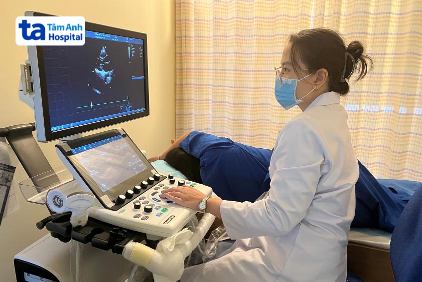 Bác sĩ thực hiện phương pháp siêu âm tim qua thành ngực chẩn đoán thông liên nhĩ
