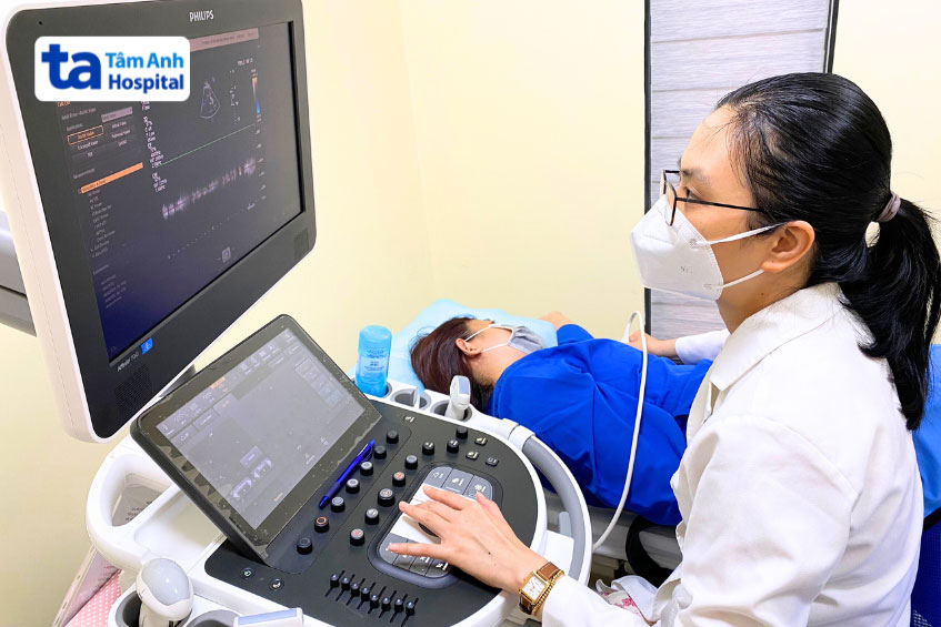 bác sĩ tiến hành siêu âm tim