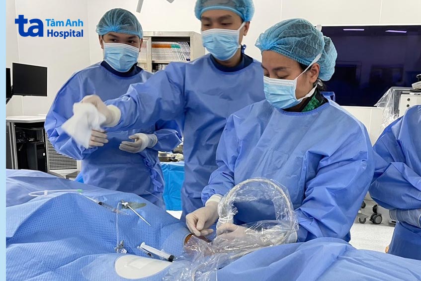 Bác sĩ Trang (bên phải) cùng êkíp đặt stent tĩnh mạch cho bệnh nhân