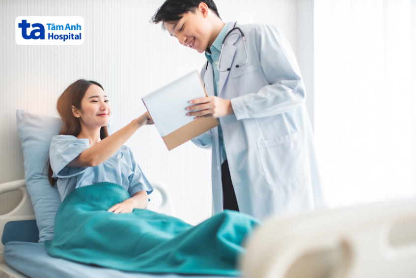 Bác sĩ sẽ trao đổi kỹ và hướng dẫn bệnh nhân chuẩn bị tốt trước sinh thiết tim