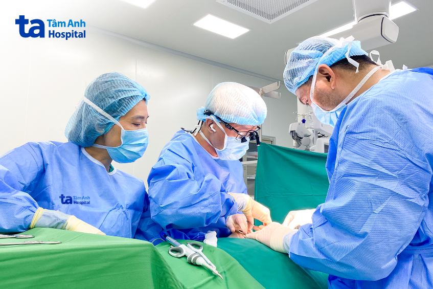 Bác sĩ Trông và ê kíp bác sĩ khoa Ngoại Vú - Đầu Mặt Cổ